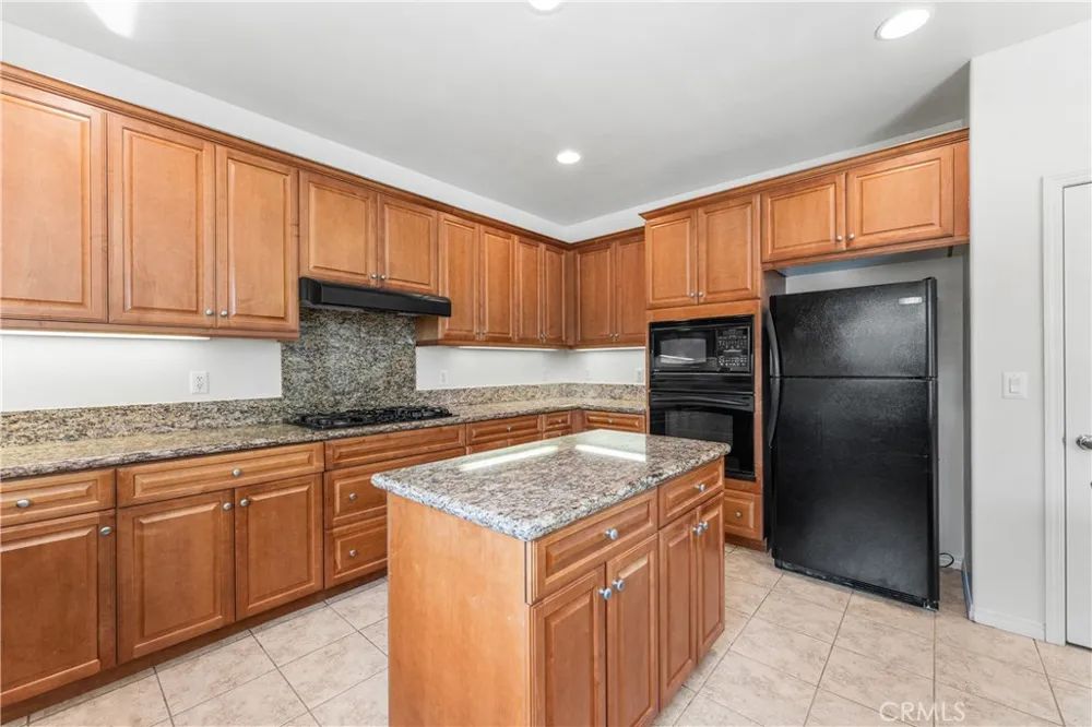 3752 W Newgrove Lancaster, CA 93536