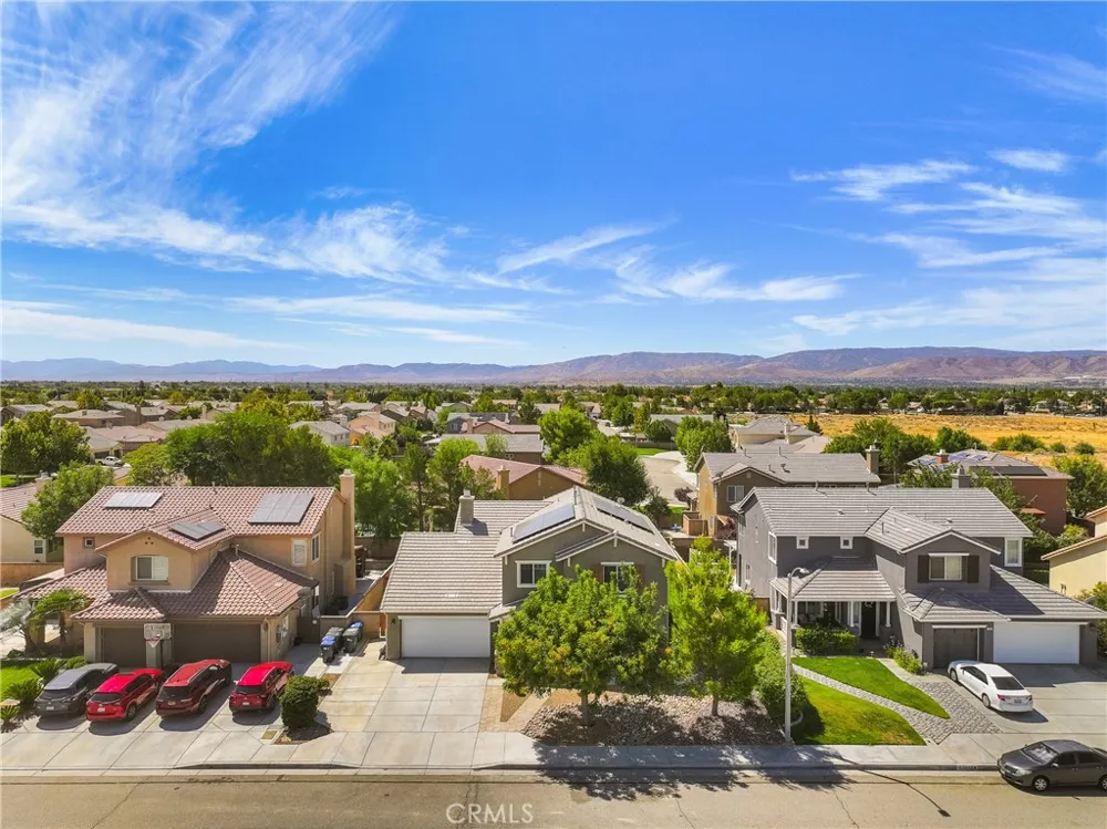 3752 W Newgrove Lancaster, CA 93536