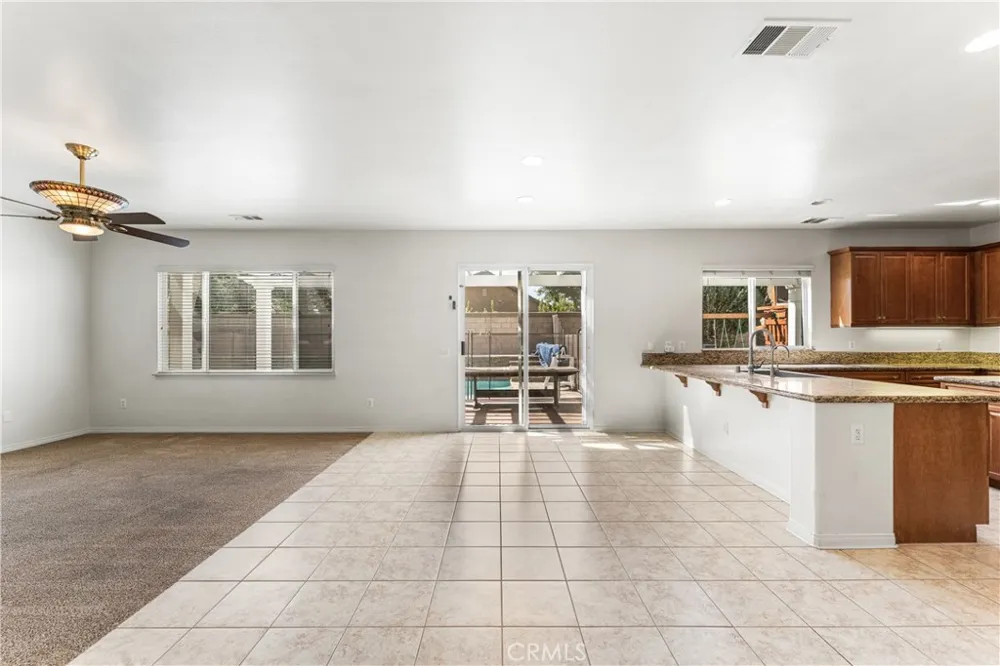 3752 W Newgrove Lancaster, CA 93536