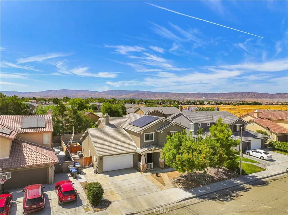 3752 W Newgrove Lancaster, CA 93536