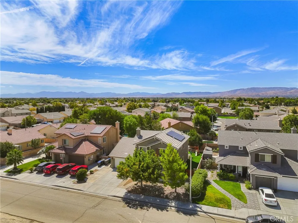 3752 W Newgrove Lancaster, CA 93536