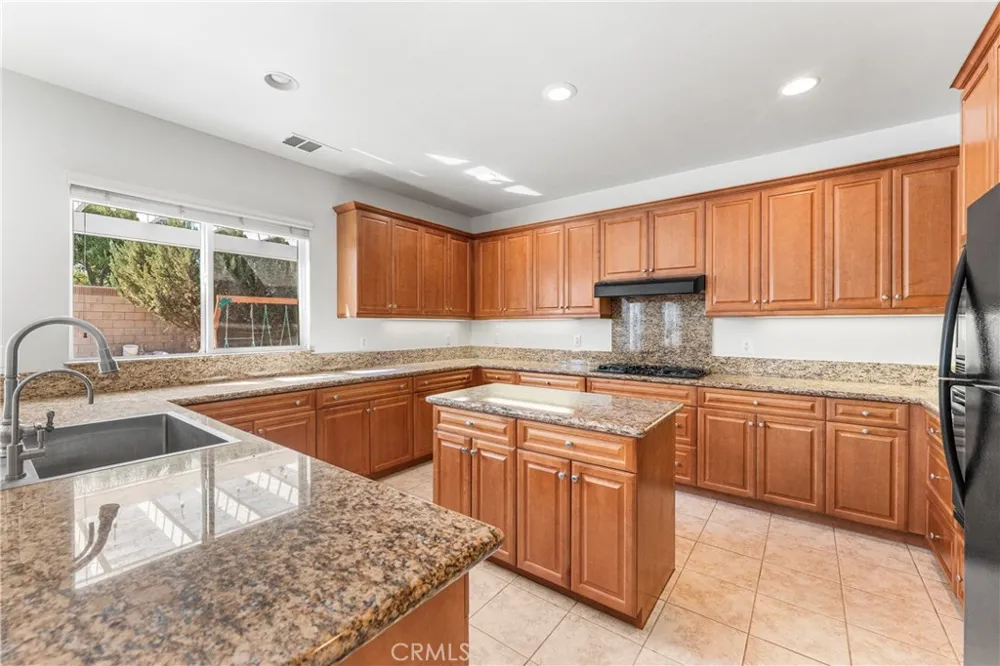3752 W Newgrove Lancaster, CA 93536