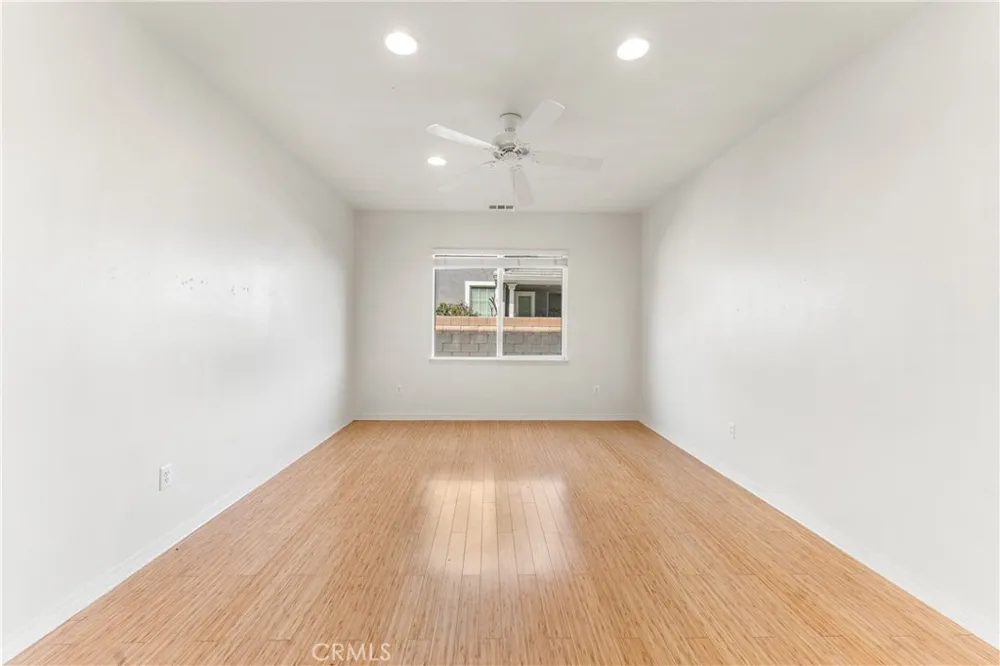 3752 W Newgrove Lancaster, CA 93536
