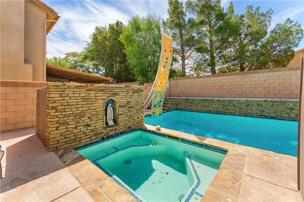 3752 W Newgrove Lancaster, CA 93536