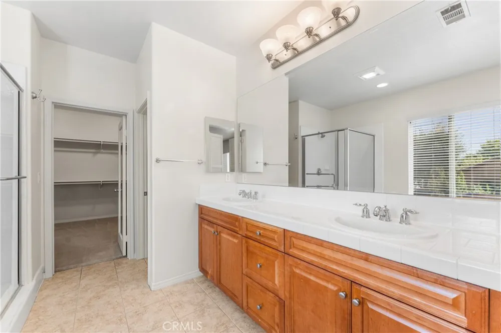 3752 W Newgrove Lancaster, CA 93536