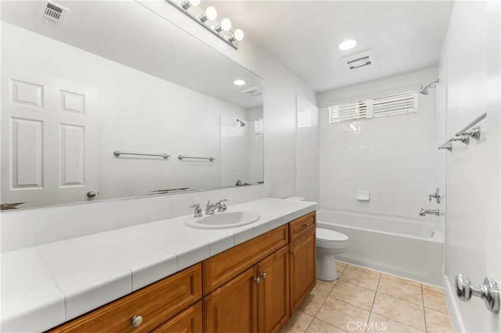 3752 W Newgrove Lancaster, CA 93536