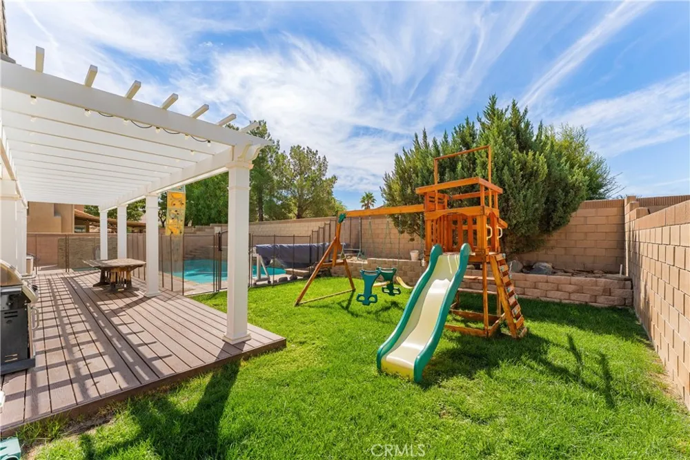 3752 W Newgrove Lancaster, CA 93536