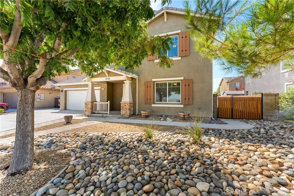 3752 W Newgrove Lancaster, CA 93536