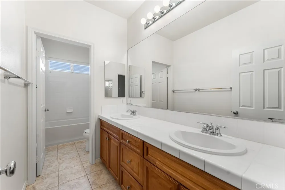 3752 W Newgrove Lancaster, CA 93536