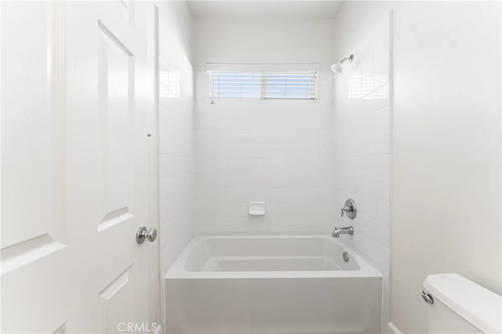 3752 W Newgrove Lancaster, CA 93536