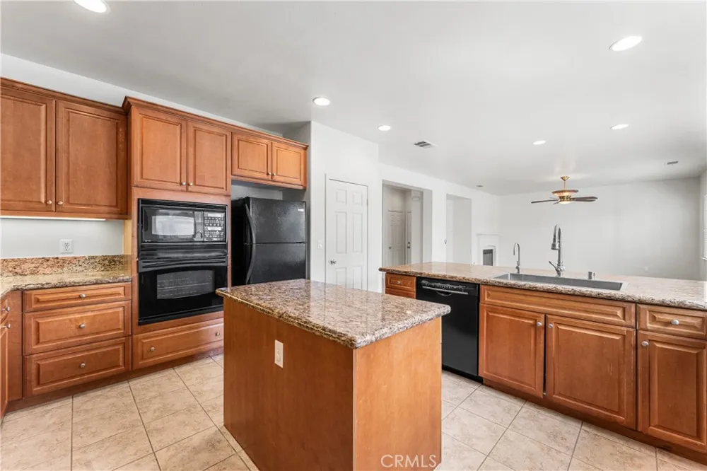 3752 W Newgrove Lancaster, CA 93536