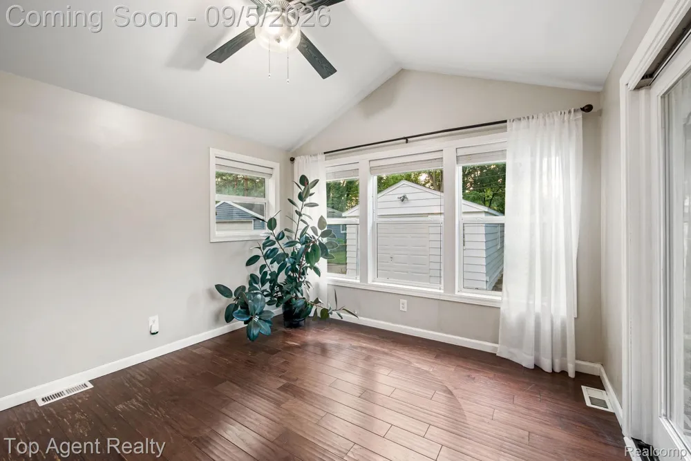 2925 Alexander Avenue Royal Oak City, MI 48073