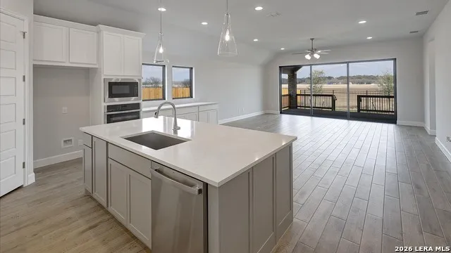 172 Mountain Oak Castroville, TX 78009
