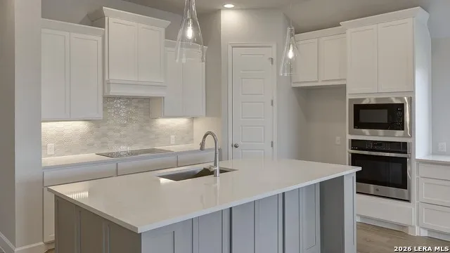 172 Mountain Oak Castroville, TX 78009