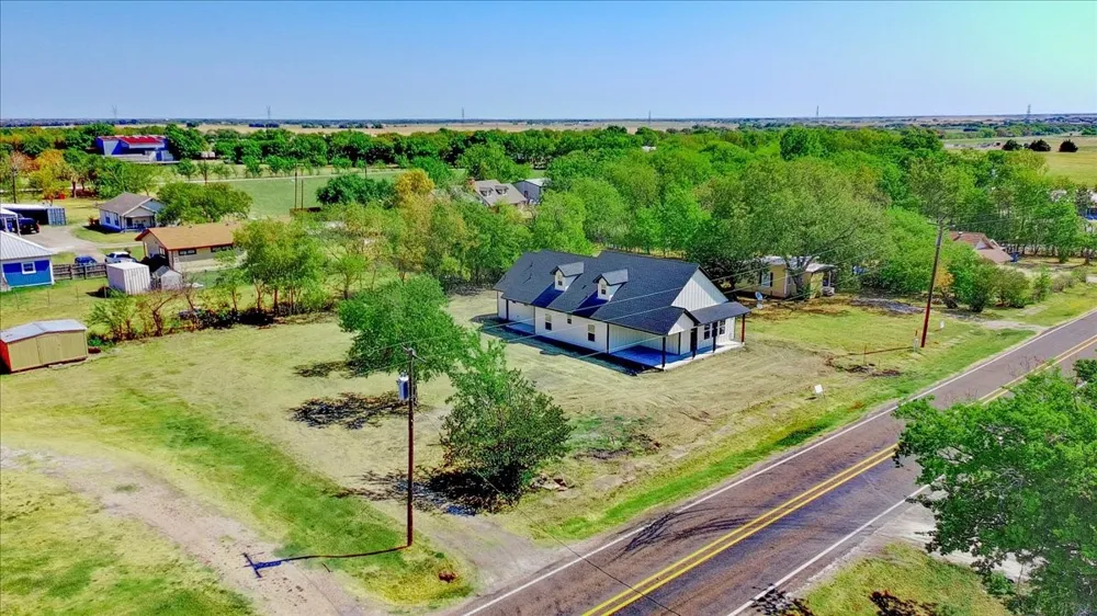104 S FM 1126 Barry, TX 75102