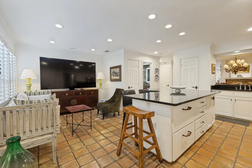 3801 Gilbert Avenue #M Dallas, TX 75219