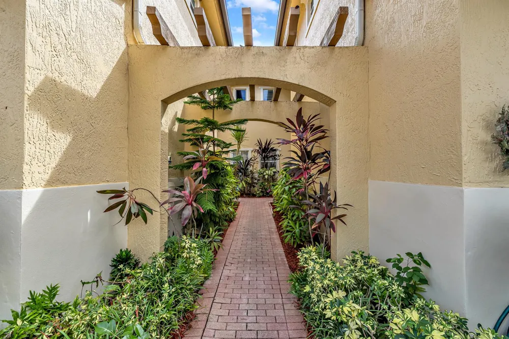 5725 NW 120th Avenue Coral Springs, FL 33076