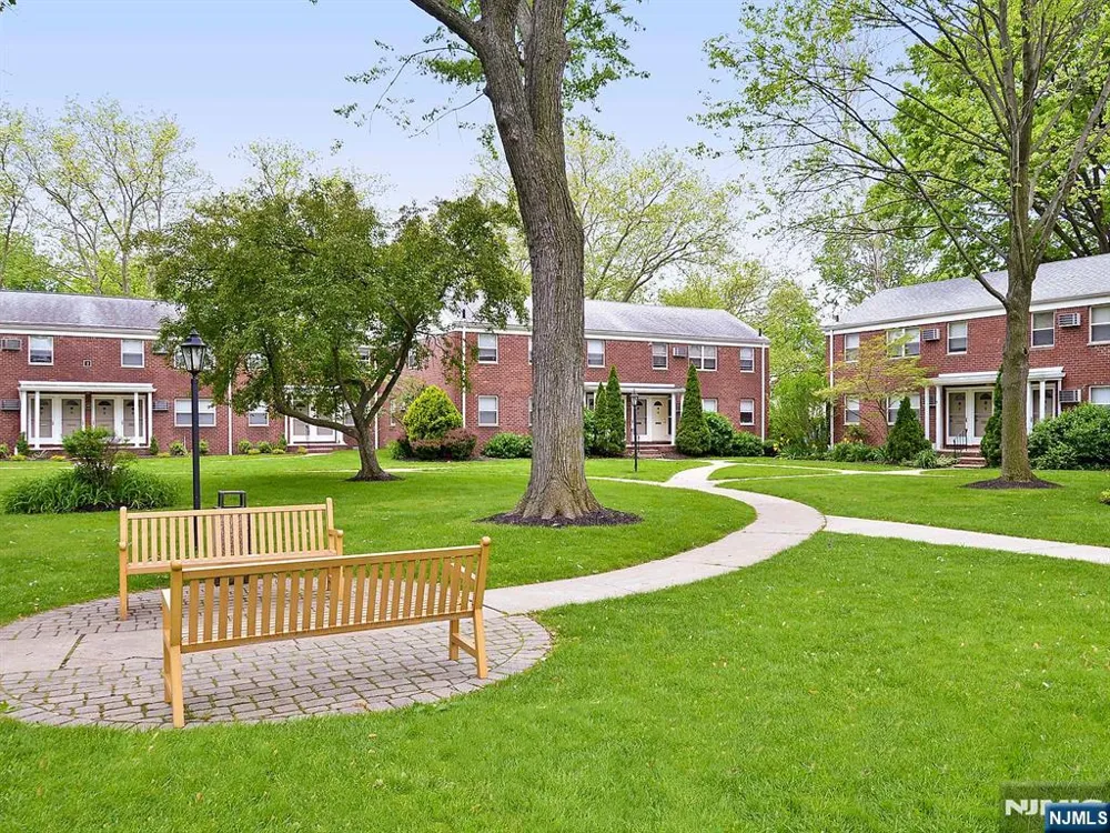80 Lakeview Avenue Leonia, NJ 07605