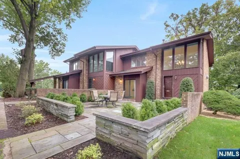 109 E Palisade Avenue 2