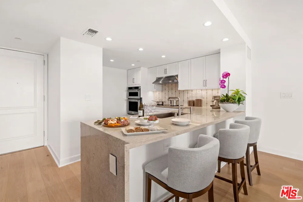 1221 W OCEAN AVENUE #203 Santa Monica, CA 90401