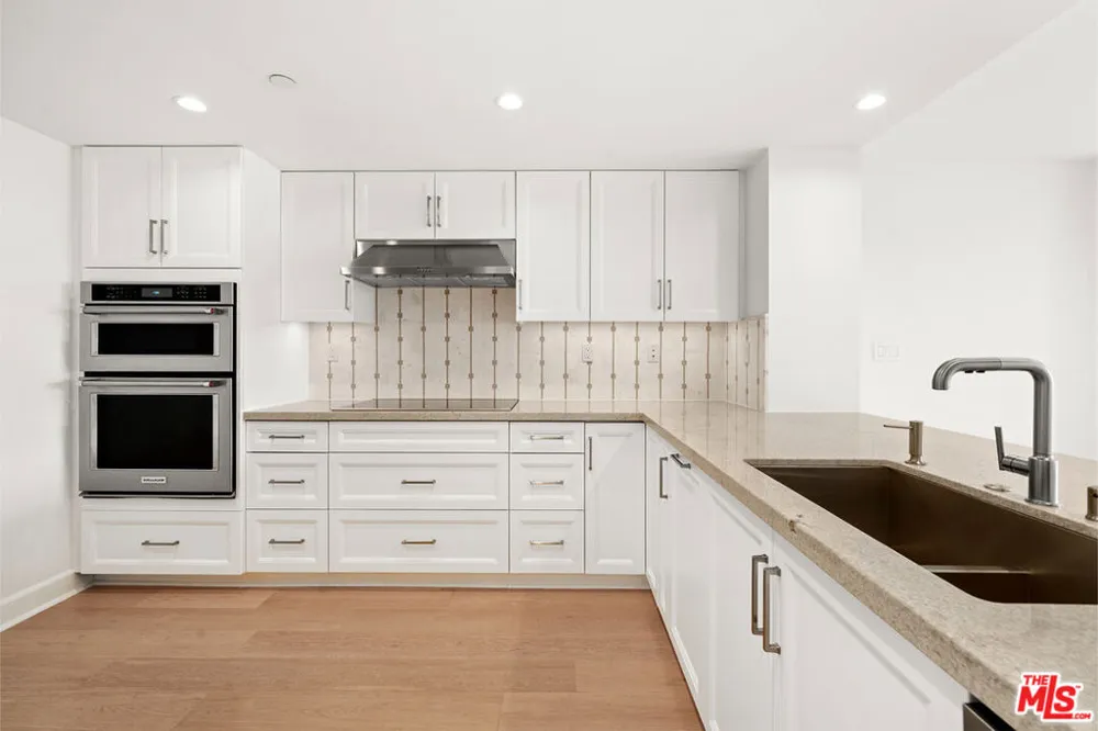 1221 W OCEAN AVENUE #203 Santa Monica, CA 90401