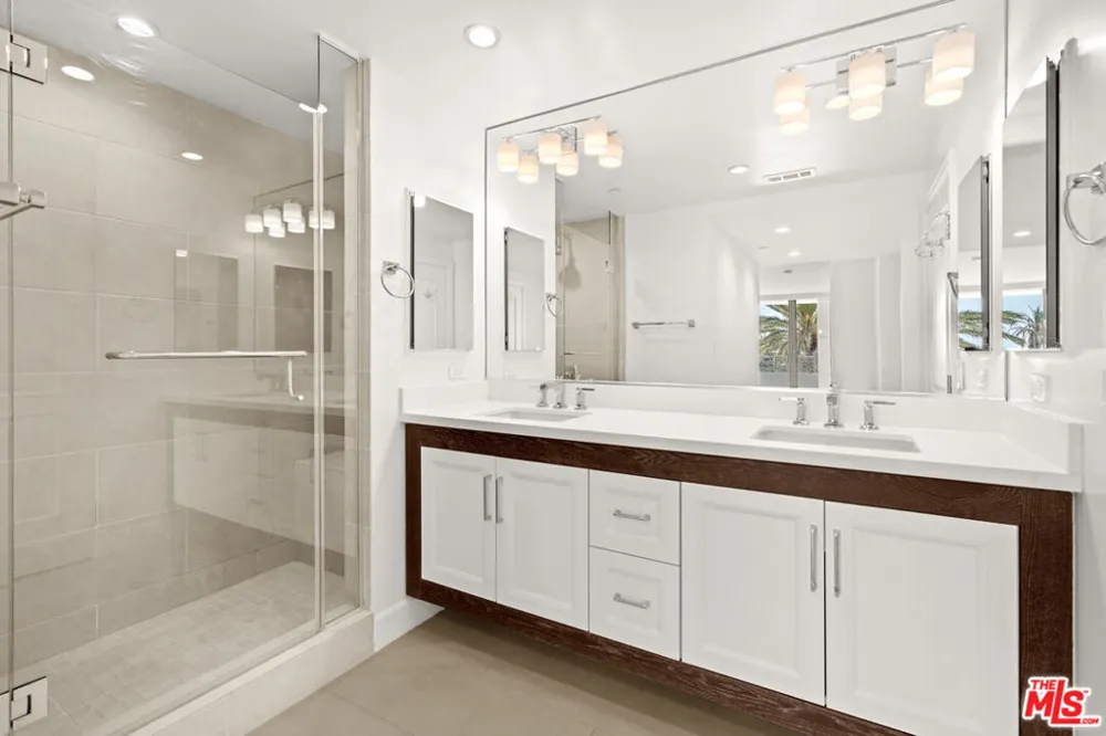 1221 W OCEAN AVENUE #203 Santa Monica, CA 90401