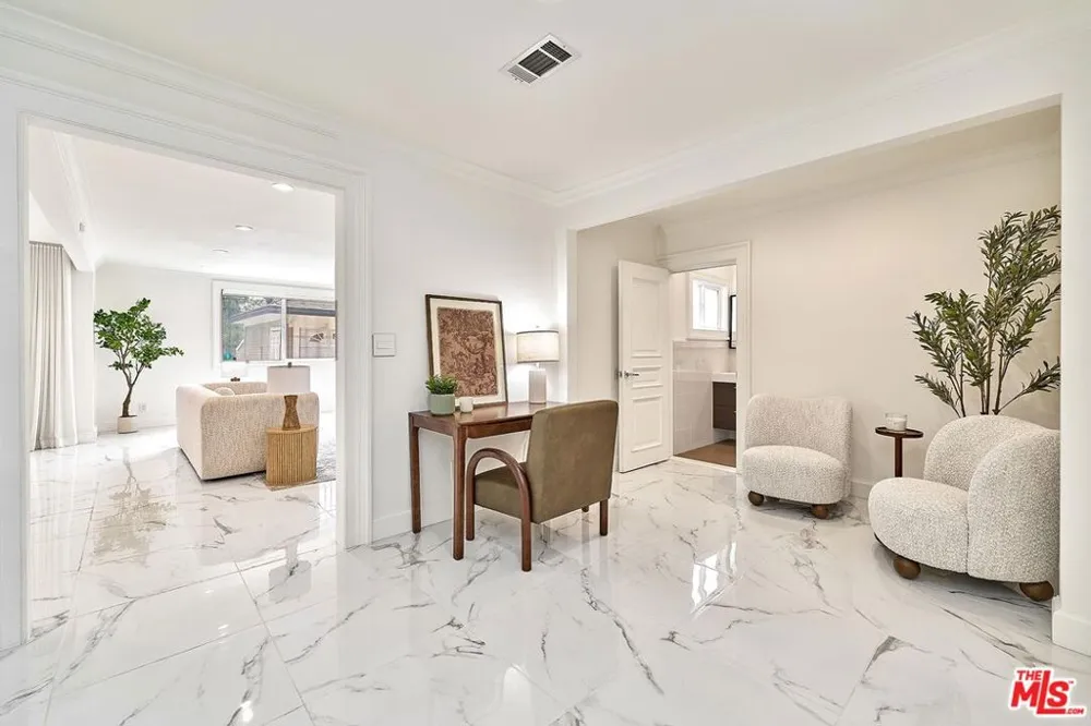860 S Norton Avenue Los Angeles, CA 90005