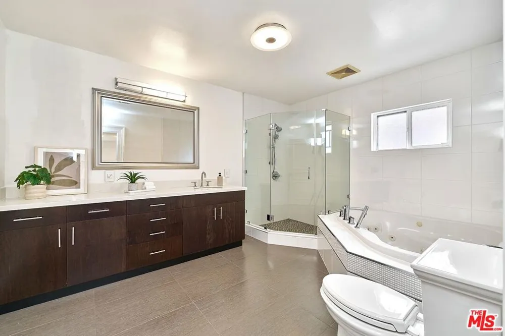 860 S Norton Avenue Los Angeles, CA 90005