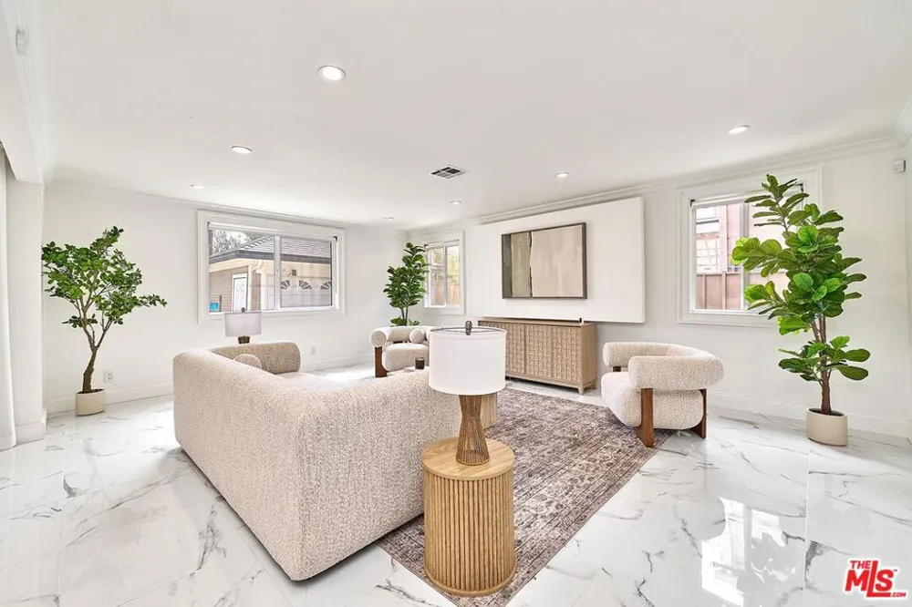 860 S Norton Avenue Los Angeles, CA 90005
