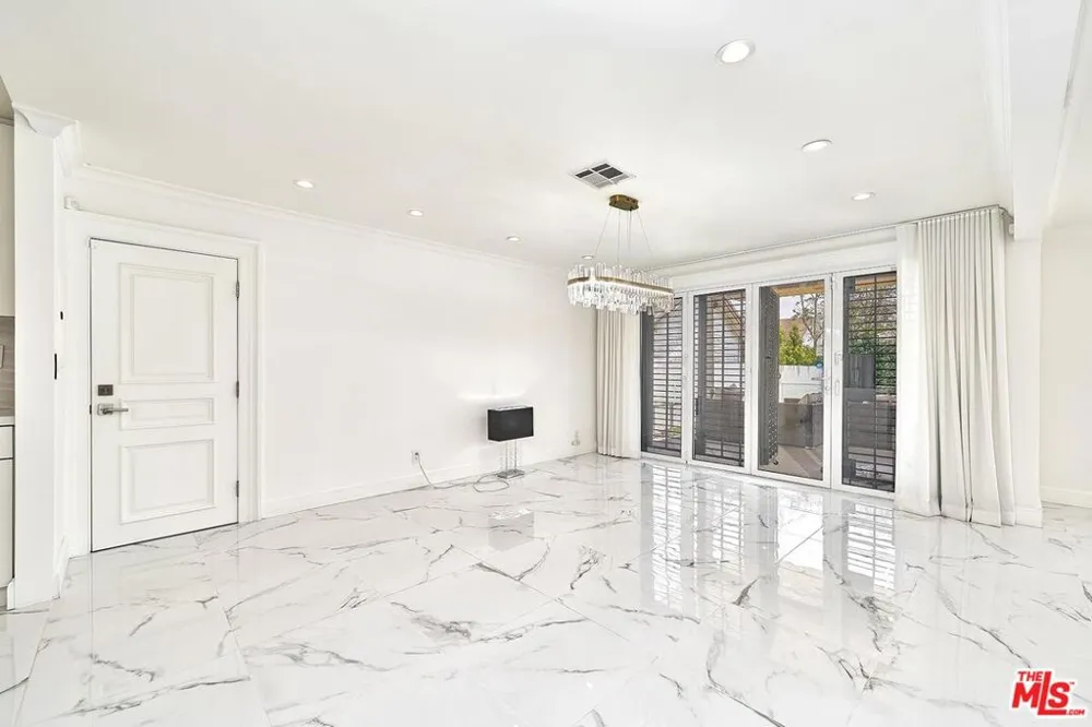 860 S Norton Avenue Los Angeles, CA 90005