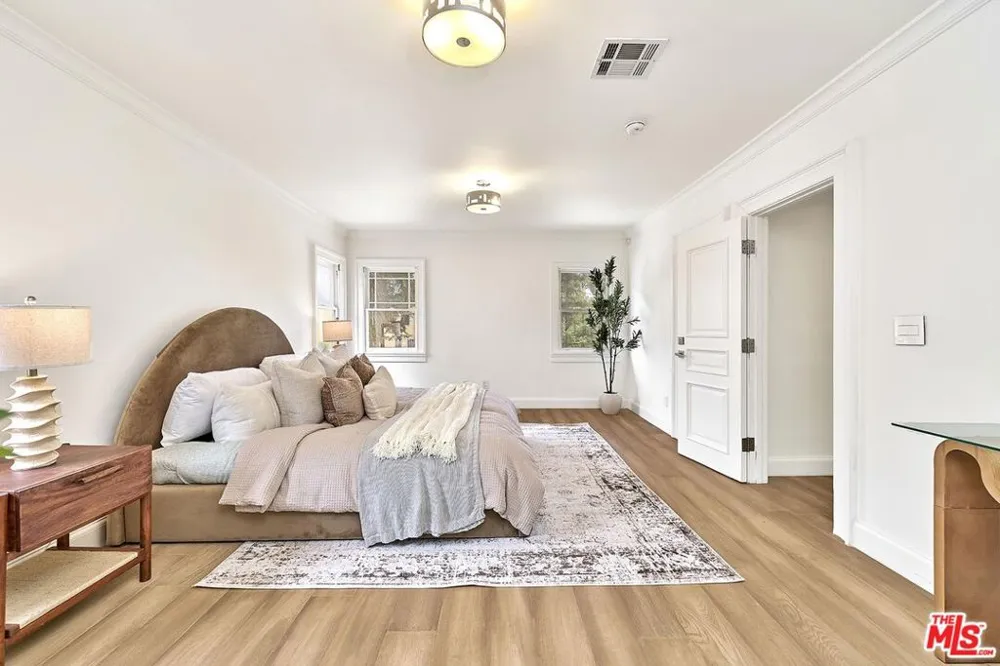 860 S Norton Avenue Los Angeles, CA 90005