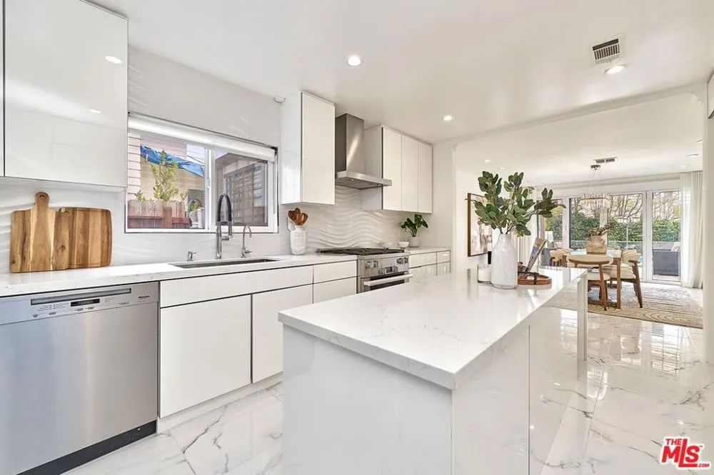 860 S Norton Avenue Los Angeles, CA 90005