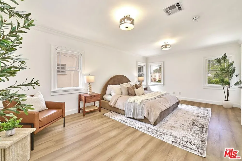 860 S Norton Avenue Los Angeles, CA 90005
