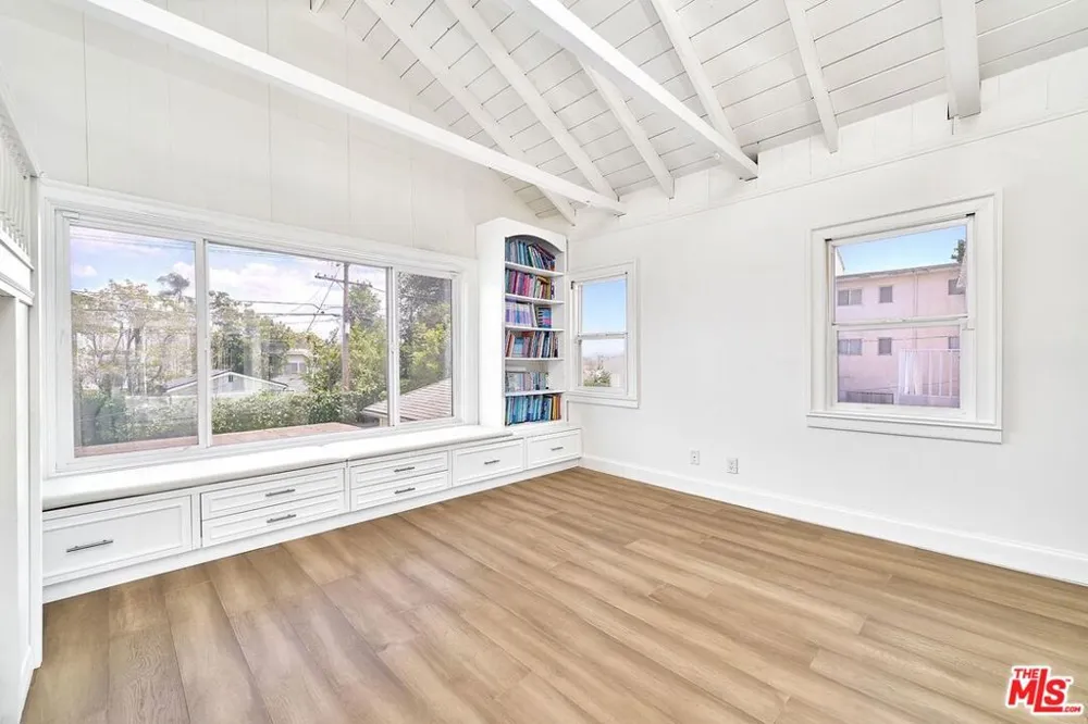 860 S Norton Avenue Los Angeles, CA 90005