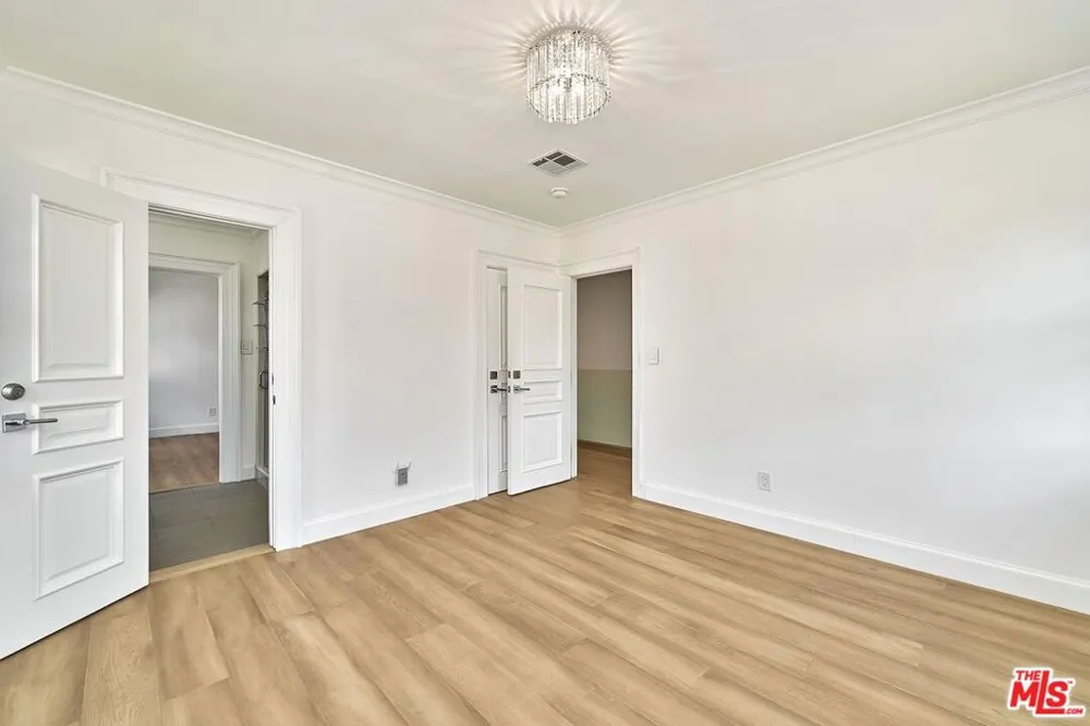 860 S Norton Avenue Los Angeles, CA 90005