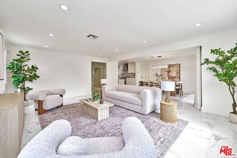 860 S Norton Avenue Los Angeles, CA 90005
