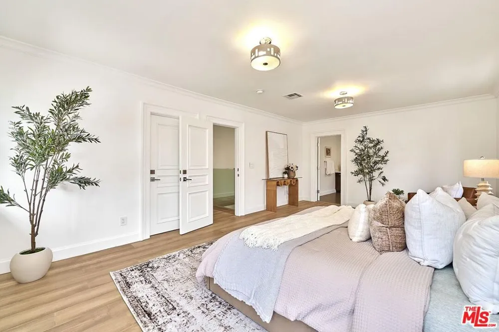 860 S Norton Avenue Los Angeles, CA 90005