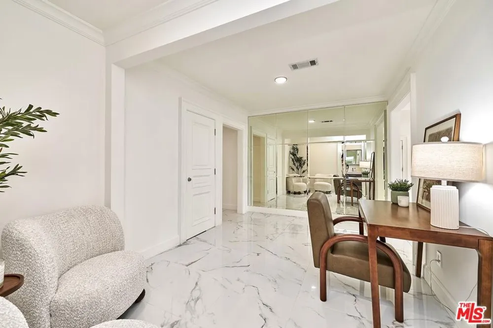 860 S Norton Avenue Los Angeles, CA 90005