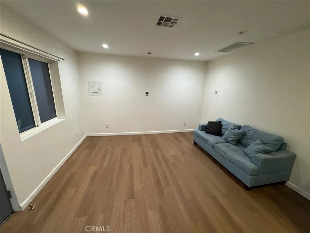 11116 Woodley Granada Hills, CA 91344