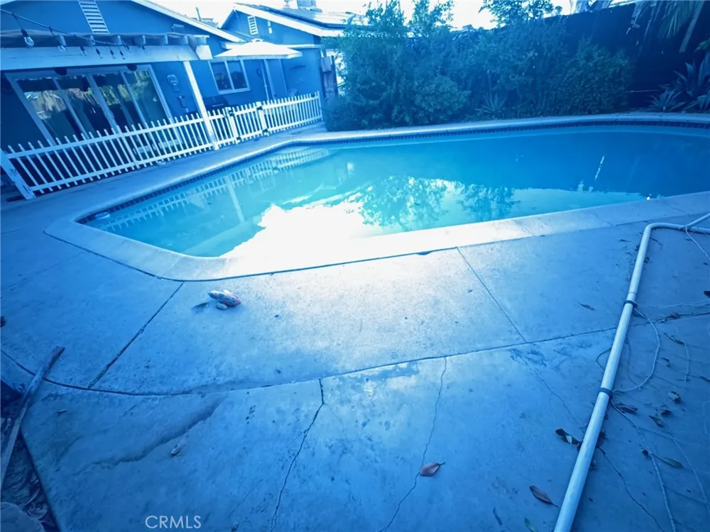 11116 Woodley Granada Hills, CA 91344