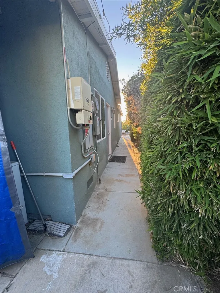 11116 Woodley Granada Hills, CA 91344