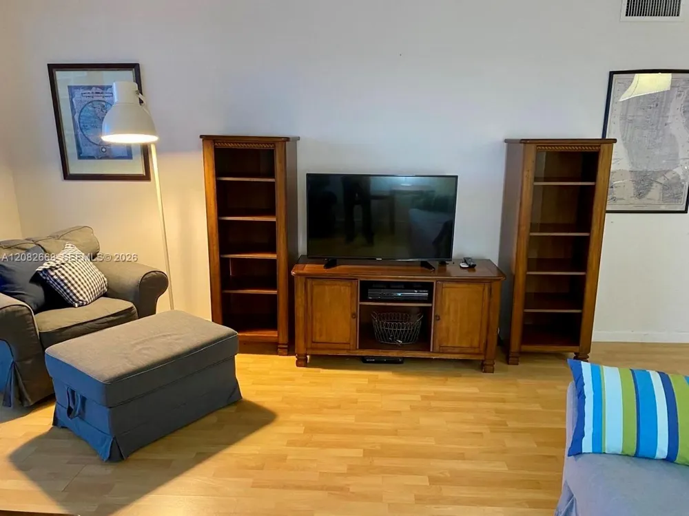 100 Bayview Dr #726 Sunny Isles Beach, FL 33160