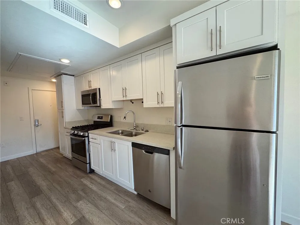 1025 S Berendo Street #207 Los Angeles, CA 90006