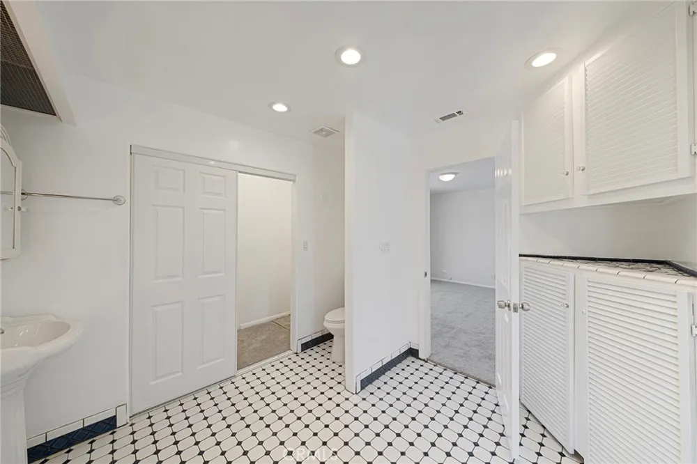 12321 Kayreid Whittier, CA 90605