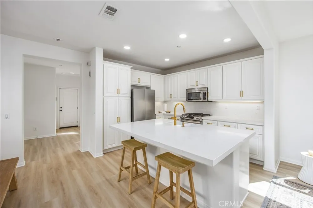 1544 Glen Cove Upland, CA 91786