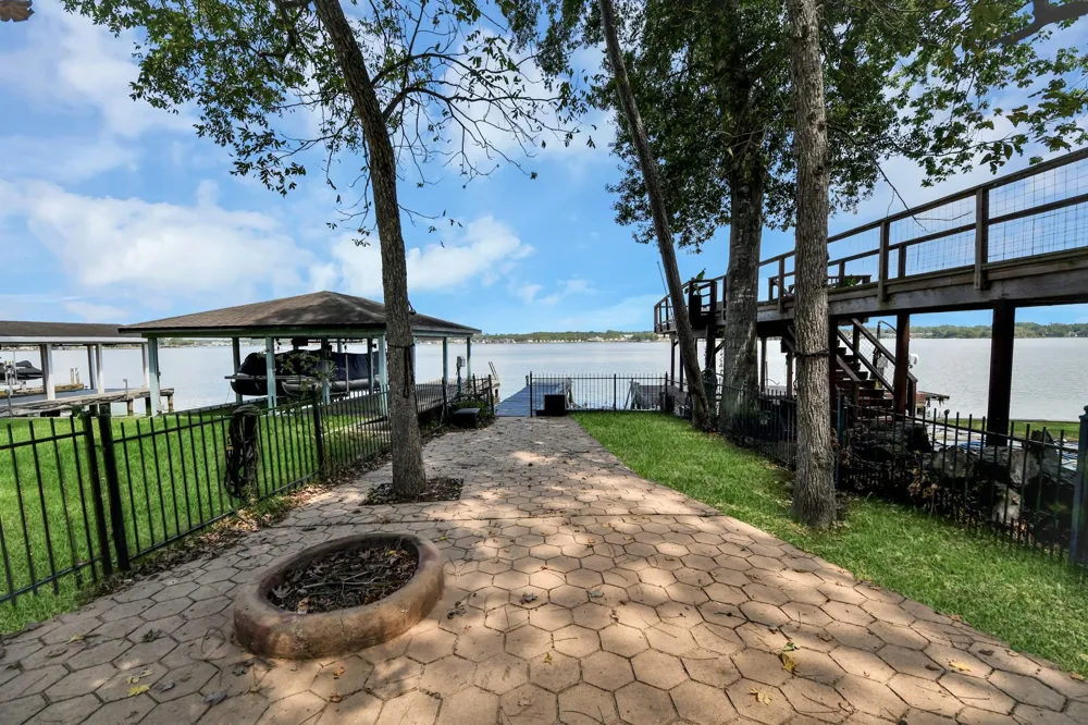 854 Lake View Drive Montgomery, TX 77356