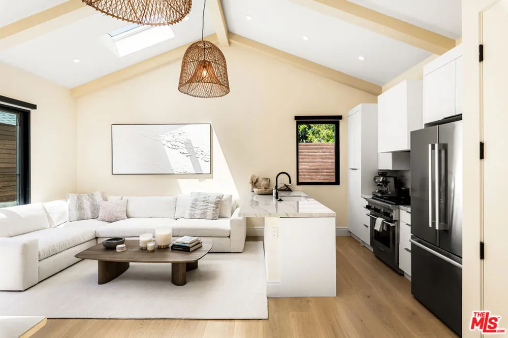 1006 S Bundy Los Angeles, CA 90049