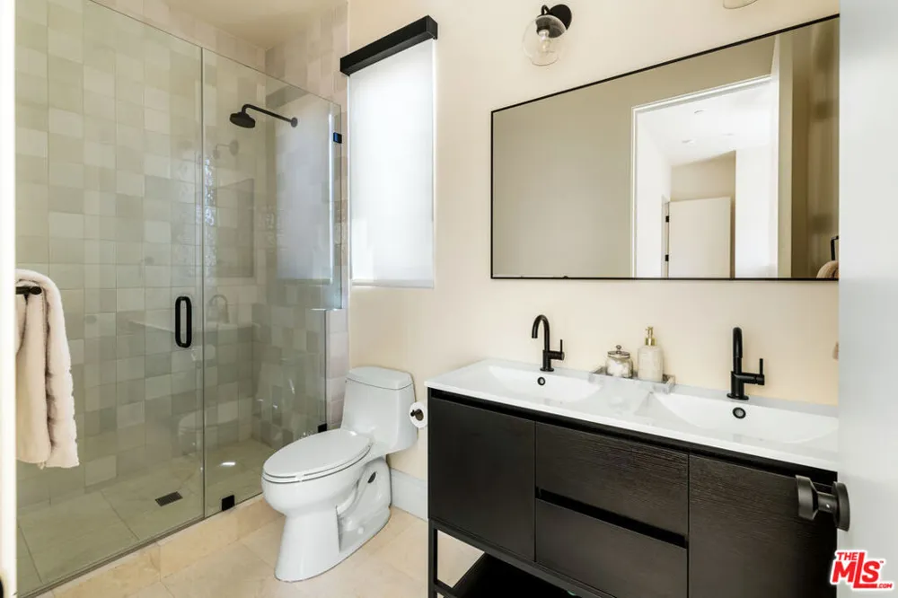 1006 S Bundy Los Angeles, CA 90049