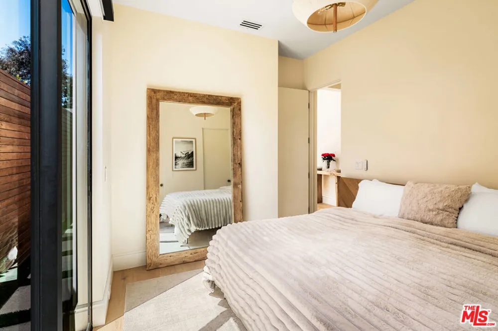 1006 S Bundy Los Angeles, CA 90049
