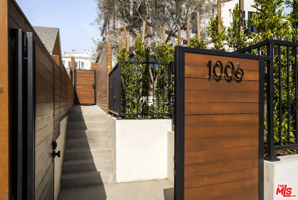 1006 S Bundy Los Angeles, CA 90049